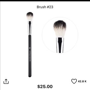 Anastasia Beverly Hills #23 highlighting brush